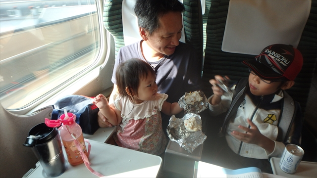 新幹線で家族旅行 Photo: http://wakayama1091.com/
